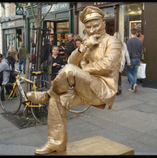 Men paint in gold not moving